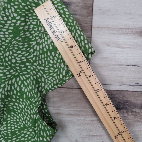 LOFT* Ann Taylor Women's Sleeveless V-Neck Front Knot Blouse Size 8 Green/White - Picture 11 of 11